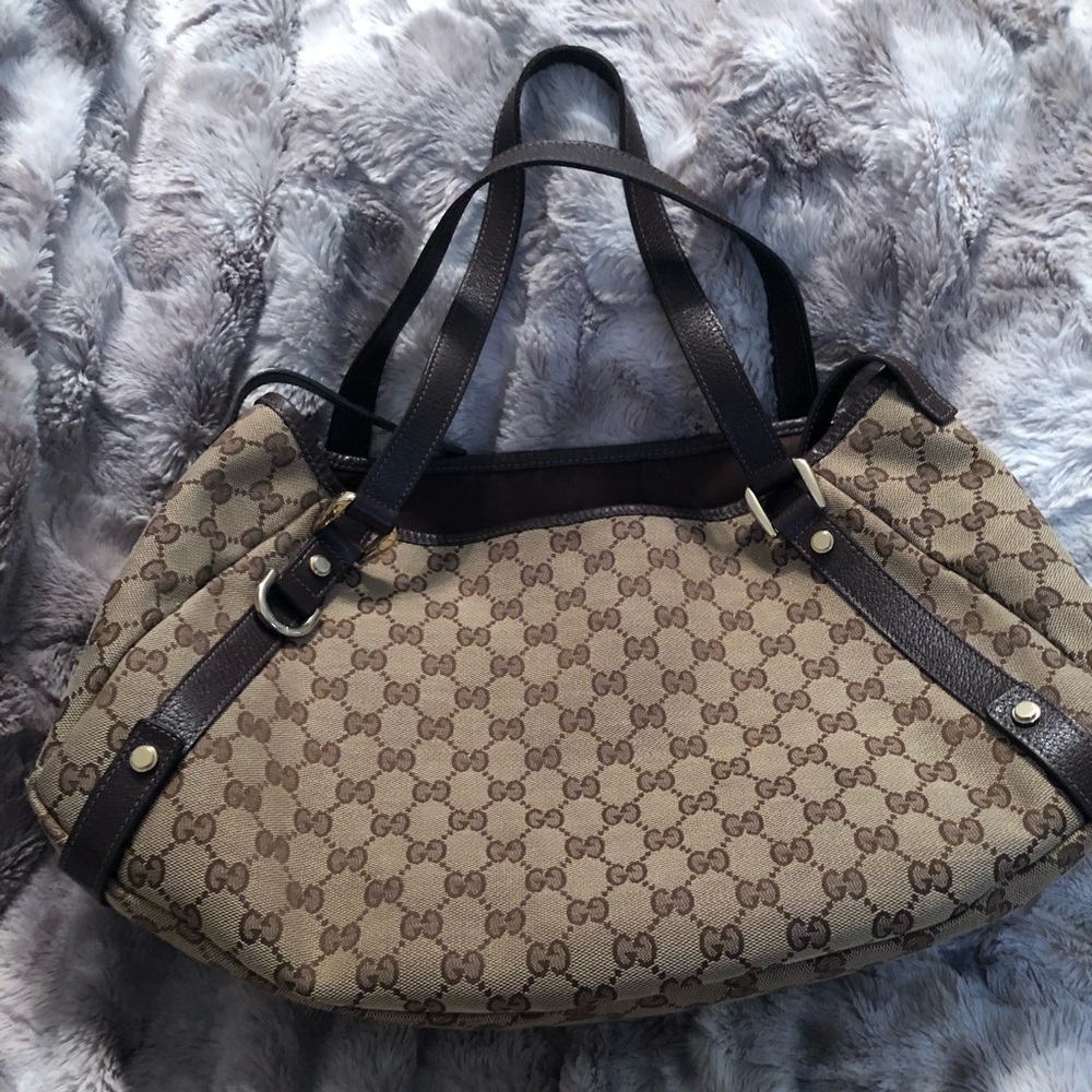 Authentic Gucci shoulder bag w/ dust bag